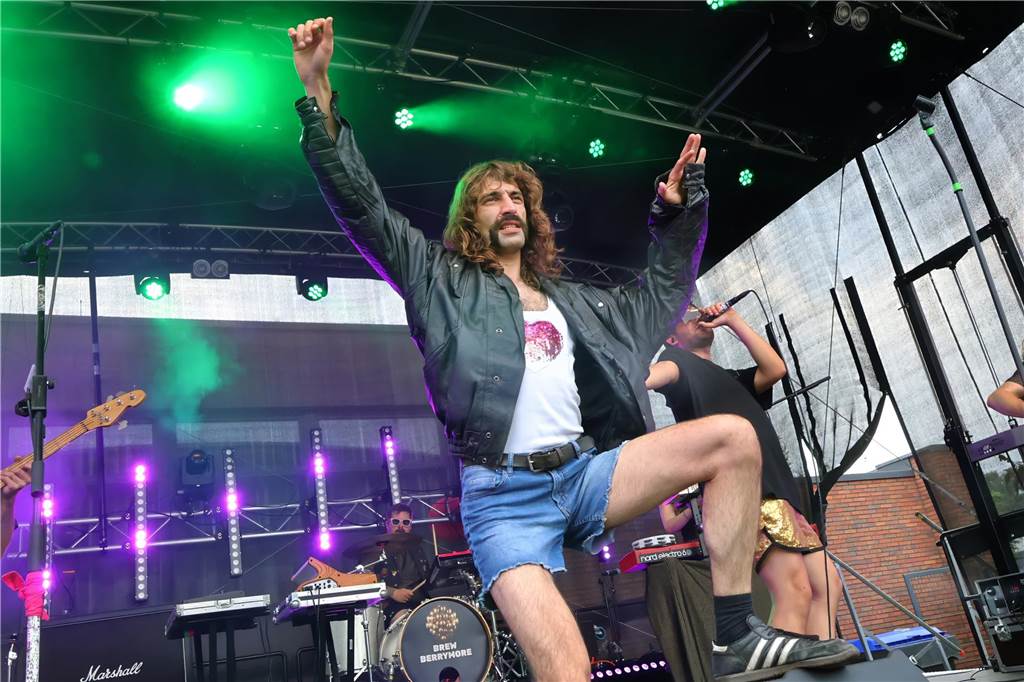 Auch am zweiten Tag (3.8.) des Red Balloon Festivals am Dorstener Leo wurde mit den Bands zusammen gefeiert.