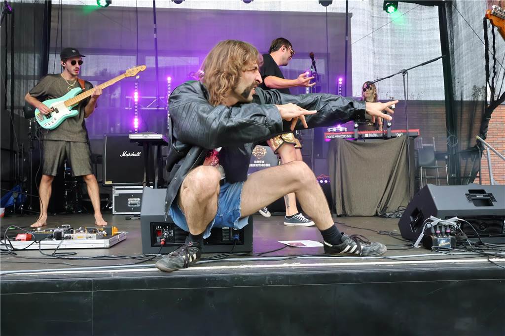Auch am zweiten Tag (3.8.) des Red Balloon Festivals am Dorstener Leo wurde mit den Bands zusammen gefeiert.