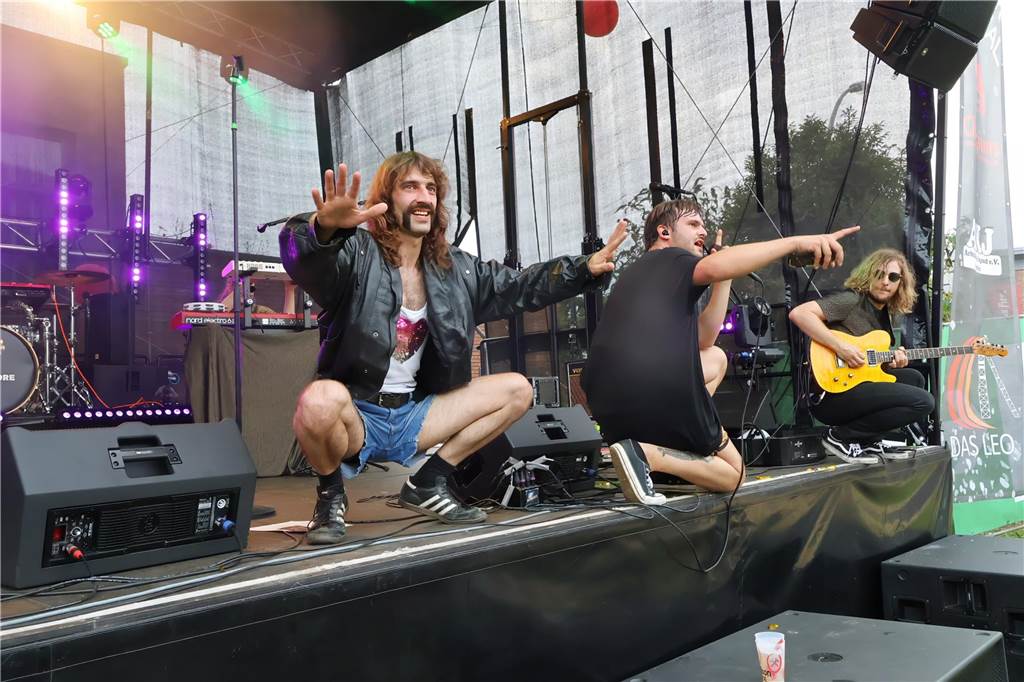Auch am zweiten Tag (3.8.) des Red Balloon Festivals am Dorstener Leo wurde mit den Bands zusammen gefeiert.