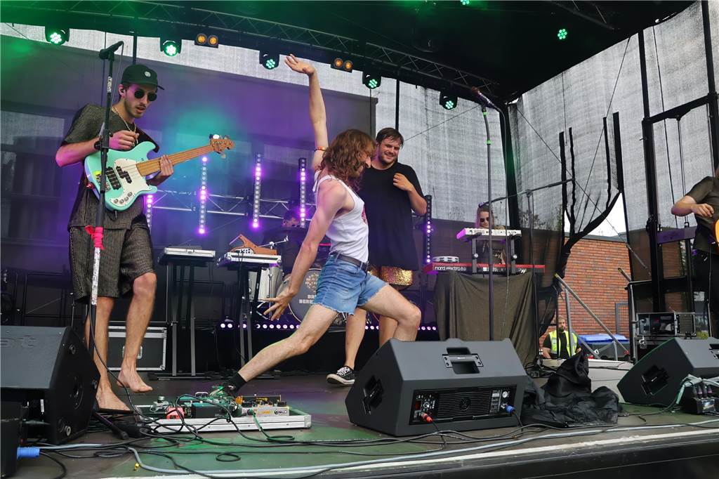 Auch am zweiten Tag (3.8.) des Red Balloon Festivals am Dorstener Leo wurde mit den Bands zusammen gefeiert.