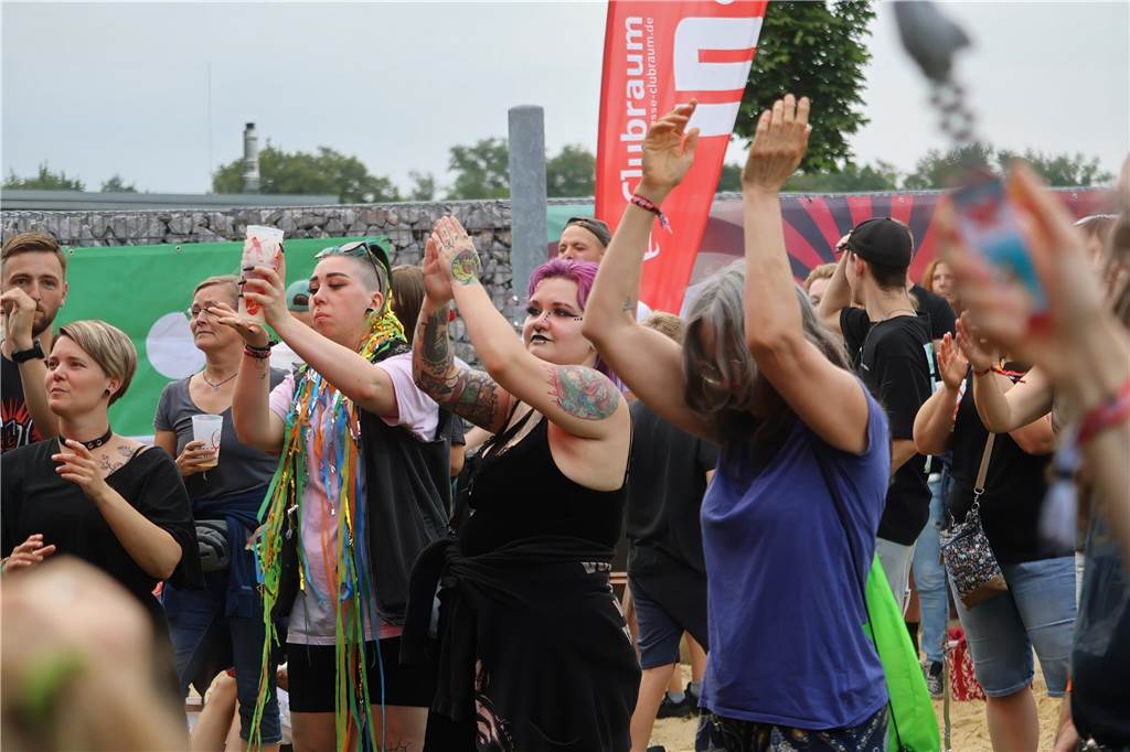 Auch am zweiten Tag (3.8.) des Red Balloon Festivals am Dorstener Leo wurde mit den Bands zusammen gefeiert.