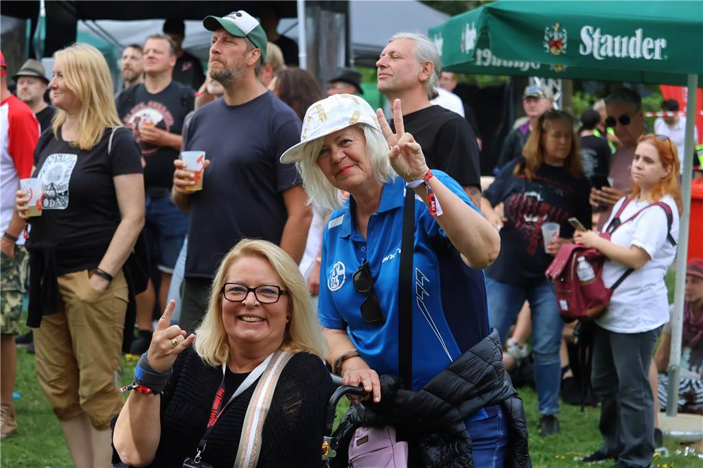 Auch am zweiten Tag (3.8.) des Red Balloon Festivals am Dorstener Leo wurde mit den Bands zusammen gefeiert.