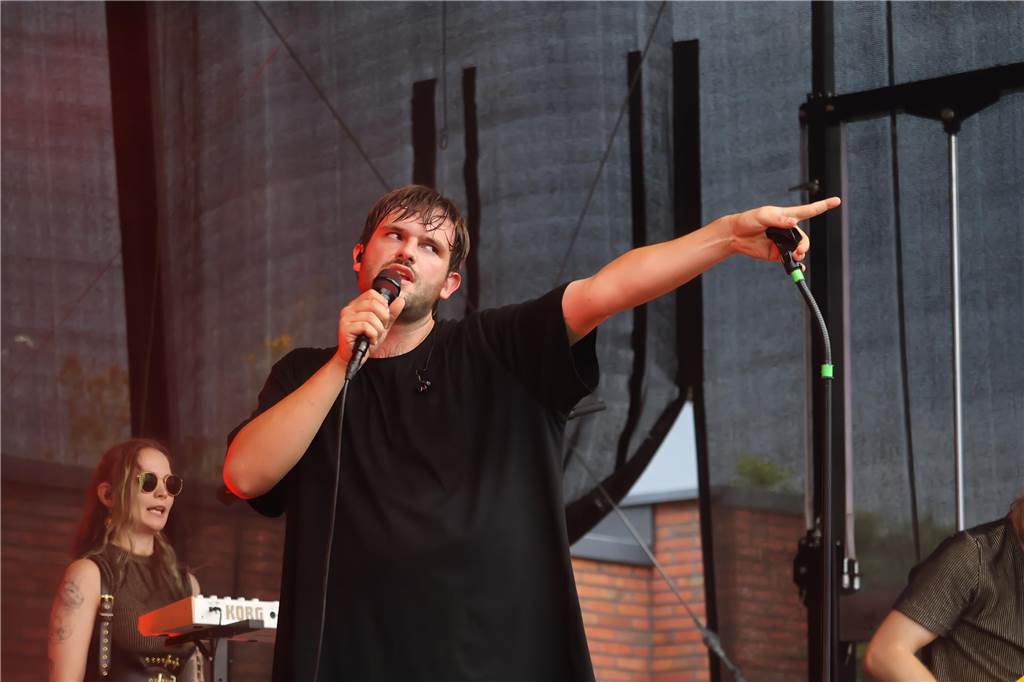 Auch am zweiten Tag (3.8.) des Red Balloon Festivals am Dorstener Leo wurde mit den Bands zusammen gefeiert.