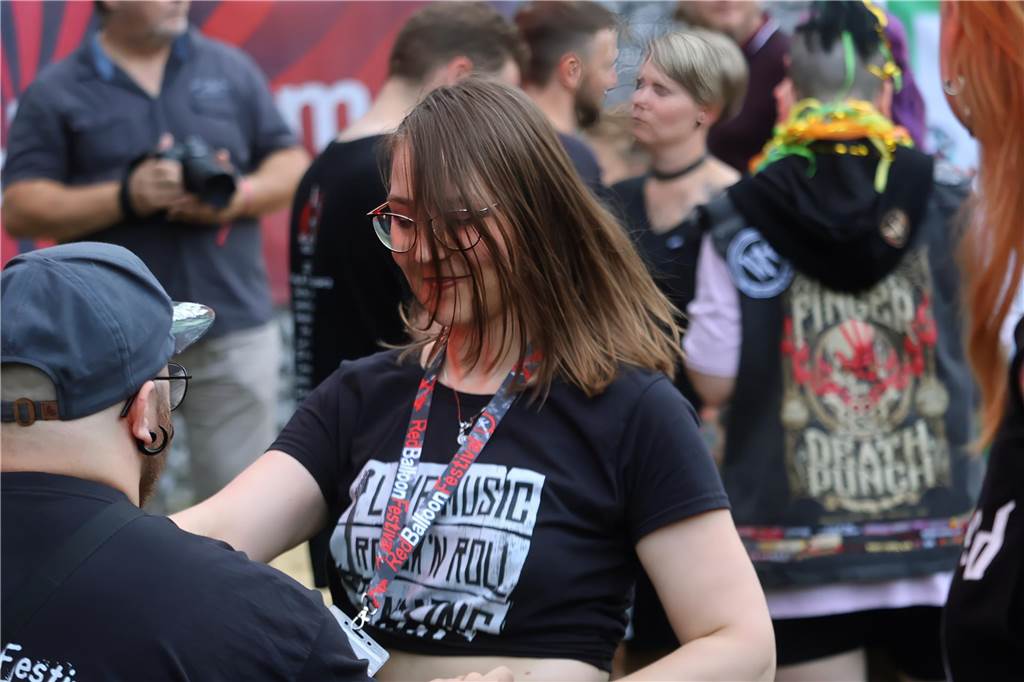 Auch am zweiten Tag (3.8.) des Red Balloon Festivals am Dorstener Leo wurde mit den Bands zusammen gefeiert.