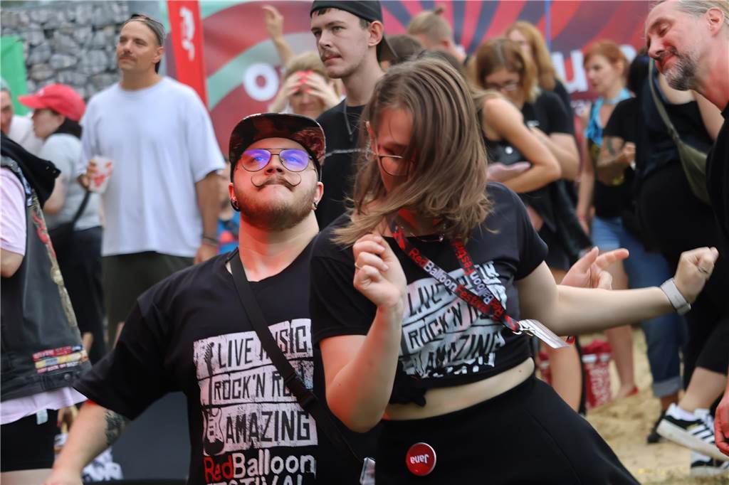 Auch am zweiten Tag (3.8.) des Red Balloon Festivals am Dorstener Leo wurde mit den Bands zusammen gefeiert.