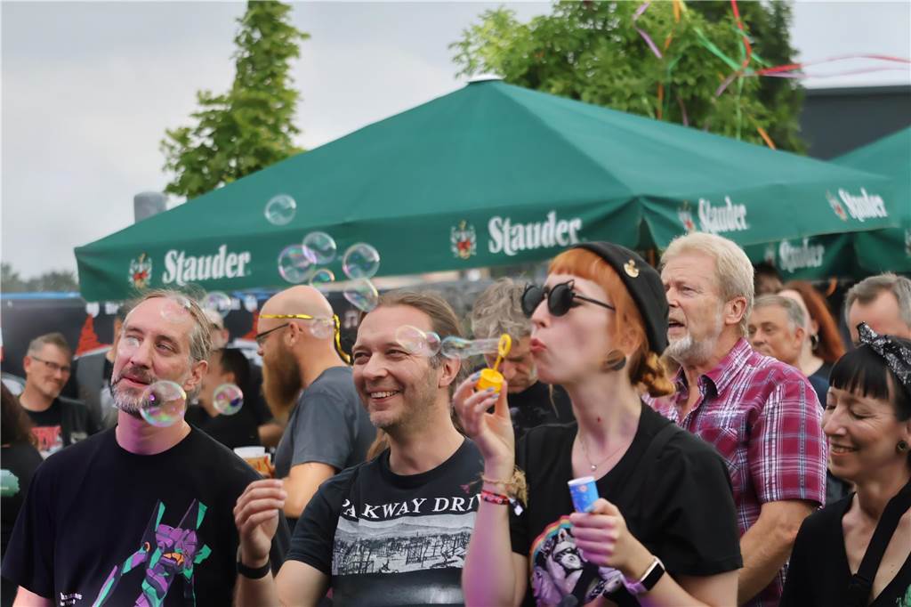 Auch am zweiten Tag (3.8.) des Red Balloon Festivals am Dorstener Leo wurde mit den Bands zusammen gefeiert.