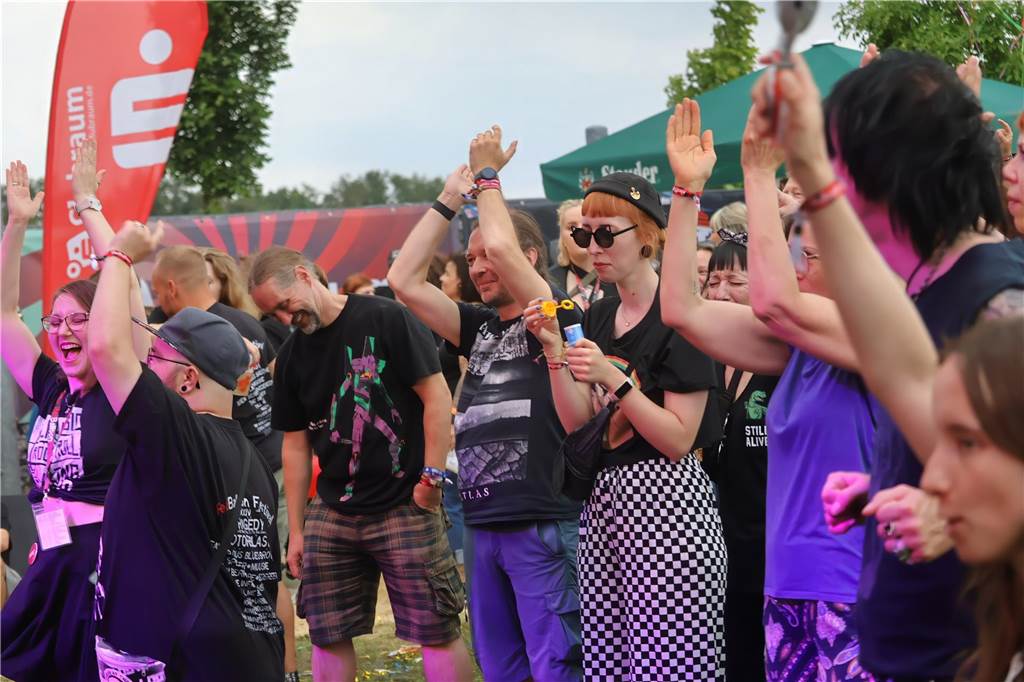 Auch am zweiten Tag (3.8.) des Red Balloon Festivals am Dorstener Leo wurde mit den Bands zusammen gefeiert.