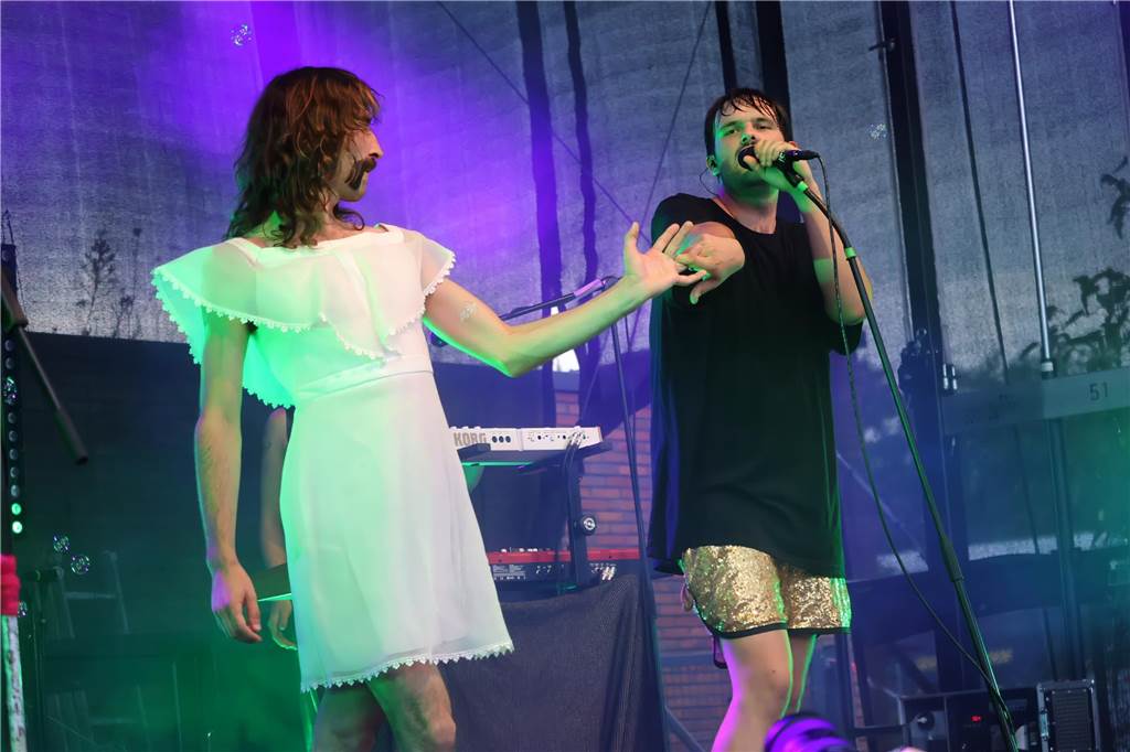 Auch am zweiten Tag (3.8.) des Red Balloon Festivals am Dorstener Leo wurde mit den Bands zusammen gefeiert.