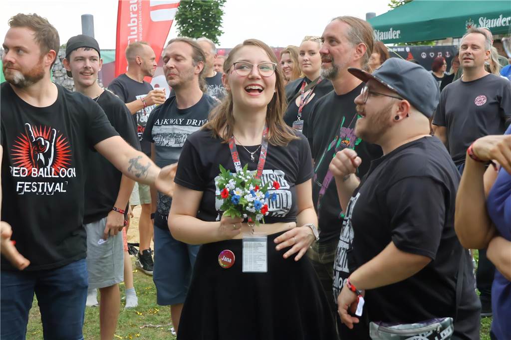 Auch am zweiten Tag (3.8.) des Red Balloon Festivals am Dorstener Leo wurde mit den Bands zusammen gefeiert.
