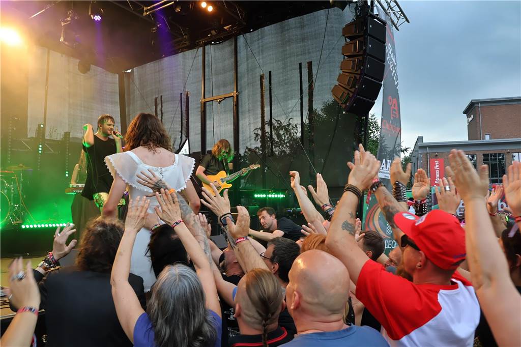 Auch am zweiten Tag (3.8.) des Red Balloon Festivals am Dorstener Leo wurde mit den Bands zusammen gefeiert.