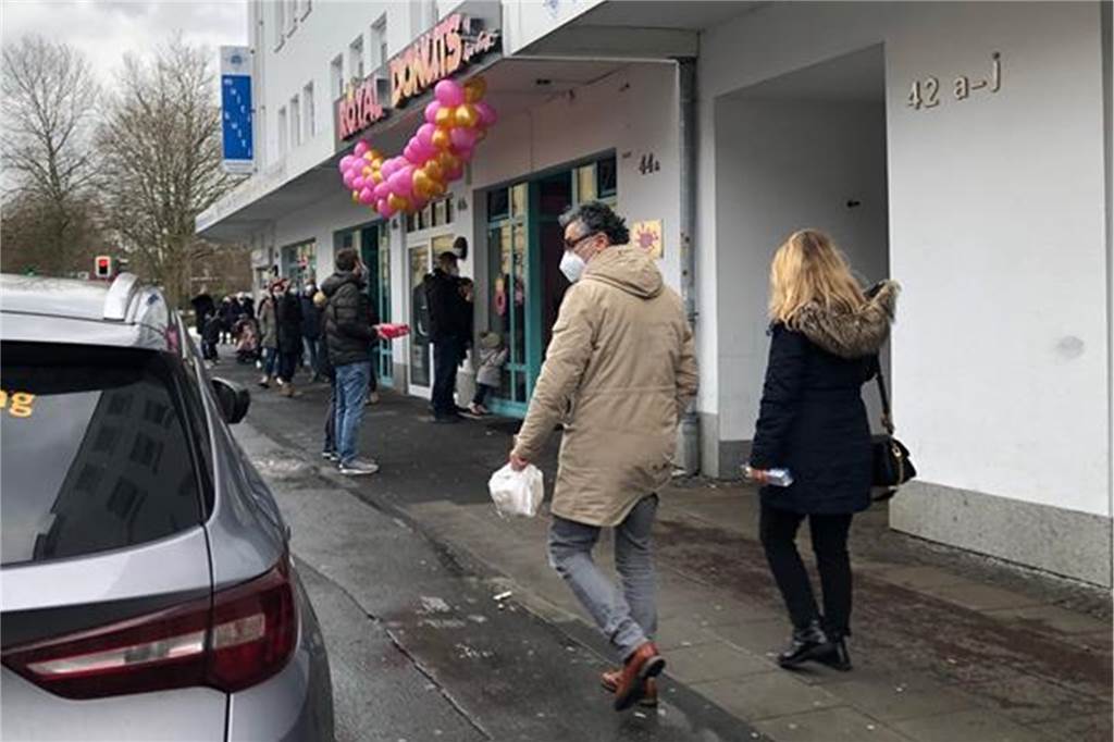 Extravagante Donuts: Lange Schlangen vor neuer Royal-Donut-Filiale in Lünen Auch am zweiten Tag gibt es lange Schlangen vor der Filiale von Royal Donuts.