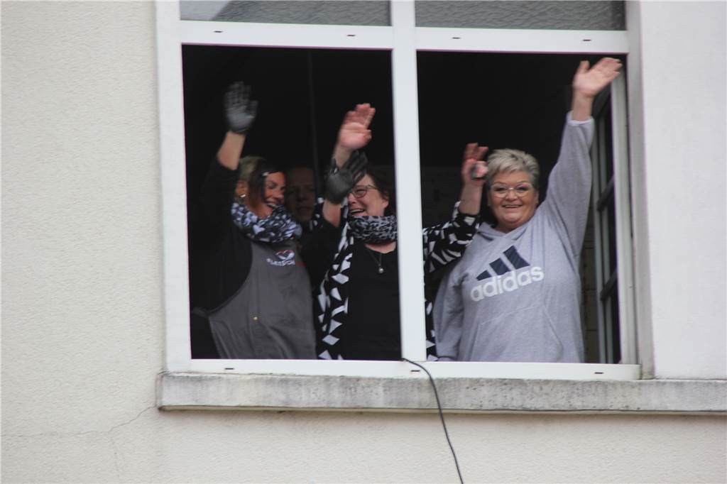 Auch an den Fenstern war die Stimmung beim Silvestergrillen gut.