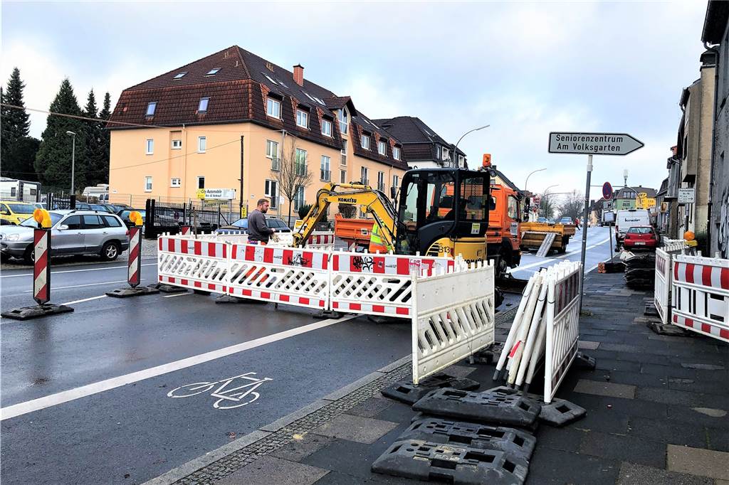 Schrott-Immobilien im Dortmunder Westen: Der Abriss hat begonnen Auch an den Versorgungsleitungen für die neuen Häuser wird schon gearbeitet. Dafür wurde eine Baustelle eingerichtet.