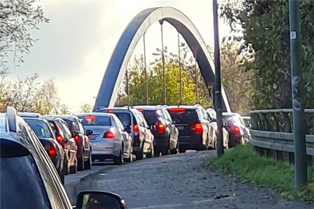 Auch an der Bebelbrücke staut sich der Verkehr zu den Hauptverkehrszeiten regelmäßig.