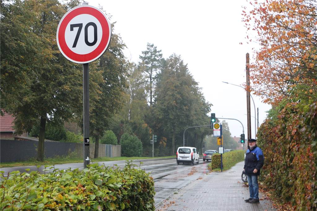 Besorgter Anwohner: Geschwindigkeiten auf früherer B70 „machen mir Angst“ Auch an der Bushaltestelle Beckedahl in Richtung Borken ist Tempo 70 möglich.