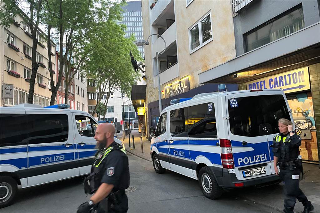 200 Polizisten im Sonder-Einsatz gegen Messer-Kriminalität Auch an der Ecke Lütge Brückstraße Hansastraße kontrollierte die Polizei Passanten.