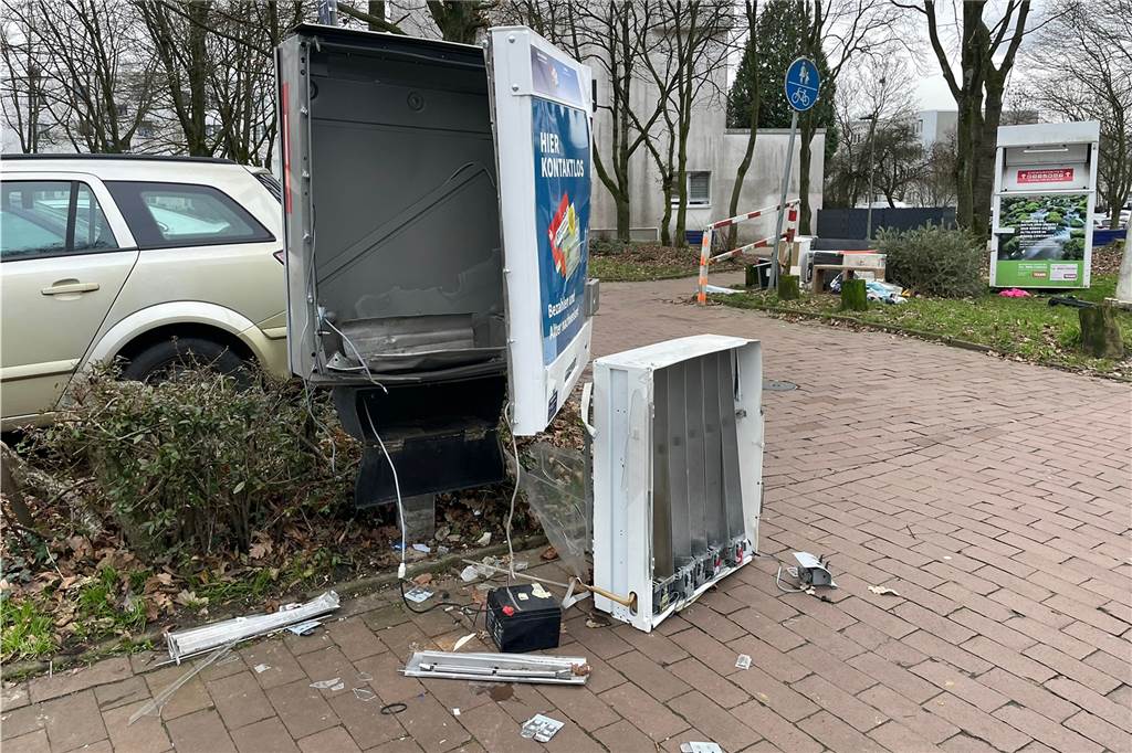 Silvester: Brände, Augenverletzung und ein Angriff auf Rettungskräfte Auch an der Ecke Surick/Kampstraße in Wulfen-Barkenberg wurde ein Zigarettenautomat gesprengt.