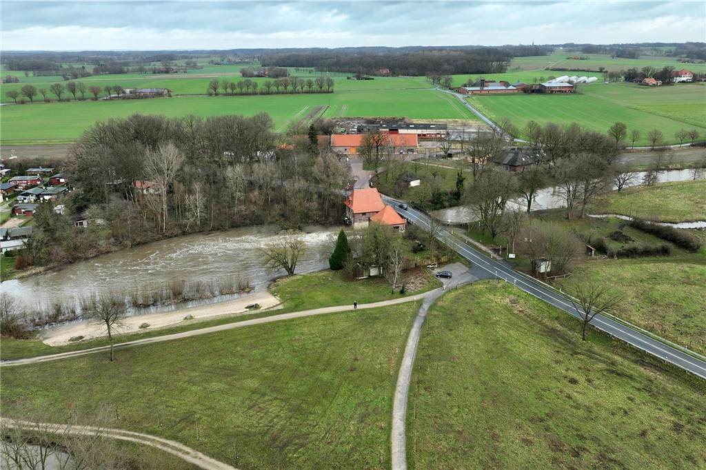 Auch an der Füchtelner Mühle steht das Wasser noch ziemlich hoch.