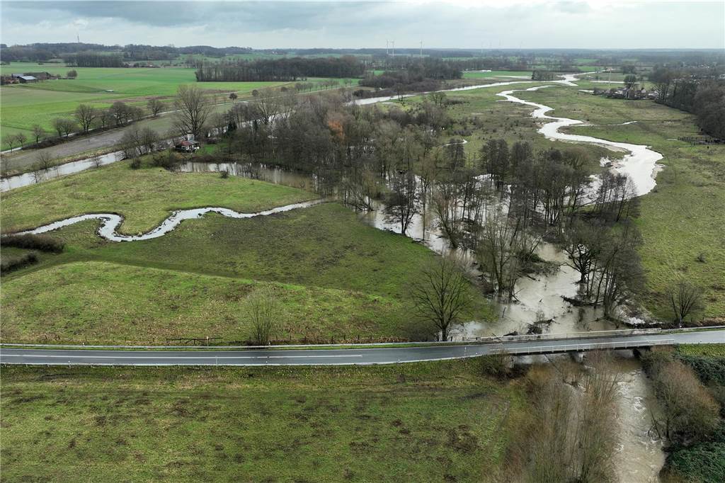 Auch an der Füchtelner Mühle steht das Wasser noch ziemlich hoch.