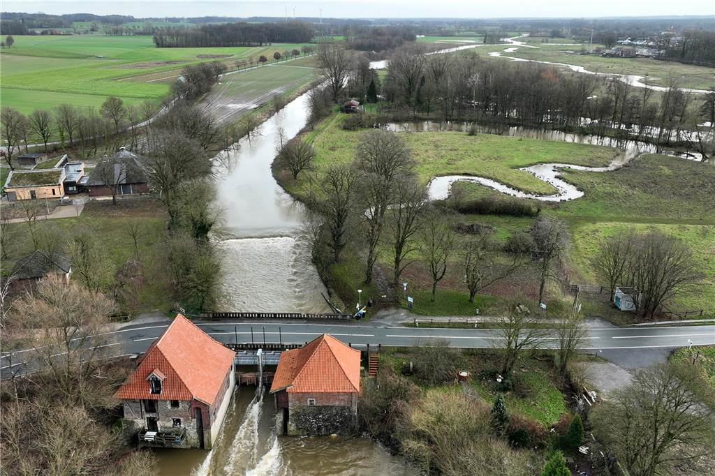 Auch an der Füchtelner Mühle steht das Wasser noch ziemlich hoch.
