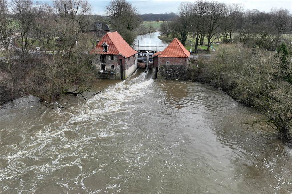 Auch an der Füchtelner Mühle steht das Wasser noch ziemlich hoch.