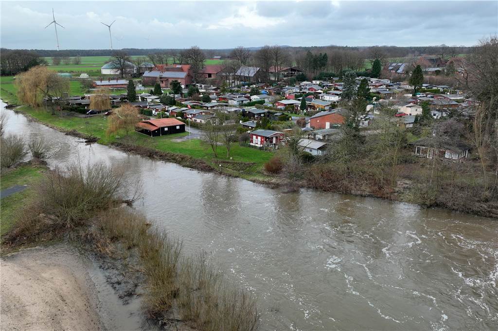 Auch an der Füchtelner Mühle steht das Wasser noch ziemlich hoch.