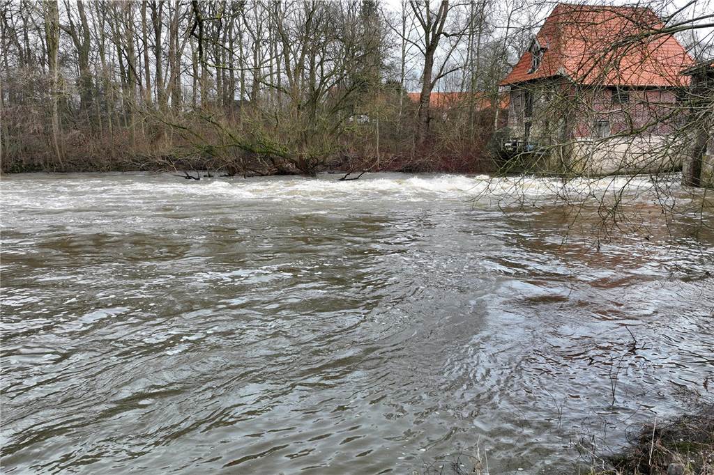 Auch an der Füchtelner Mühle steht das Wasser noch ziemlich hoch.
