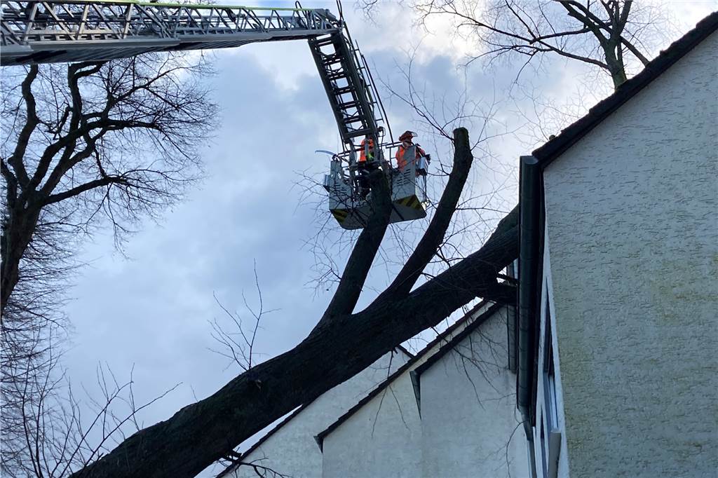 Sturm in Schwerte: Mehrere Einsätze für die Feuerwehr – So wird das Wetter am Samstag Auch an der Grenze zu Schwerte, im Dortmunder Süden, hat der Sturm gewütet. Die Feuerwehr ist im Einsatz, muss einen umgestürzten Baum vom Dach eines Hauses ziehen.