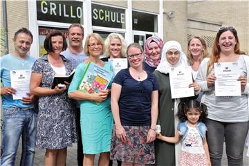 Auch an der Grilloschule gibt es in dieser Woche Zeugnisse. Einige Eltern haben allerdings am Montag schon welche bekommen. Sie machen mit beim Sprachprogramm „Rucksack Schule“.