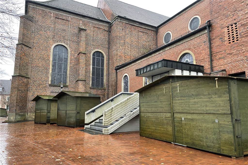 Alle Infos zum Adventsmarkt Alstätte 2023: Haus Früchting wieder dabei Auch an der Kirche finden die Aufbauten der Hütten für den Adventsmarkt statt