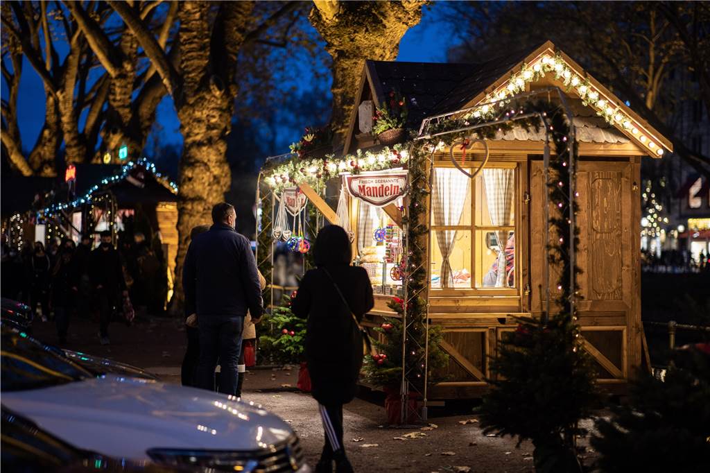 Weihnachtsmarkt Düsseldorf 2022: Eisbahn und Riesenrad als Highlights Besucher gehen über den Weihnachtsmarkt an der "Kö" in Düsseldorf.