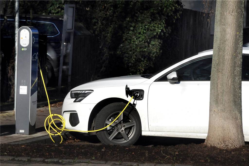 Über 150 Ladeplätze reserviert: Beim Parken haben E-Autos bessere Karten E-Ladesäule, Kuhstraße, Schwerte