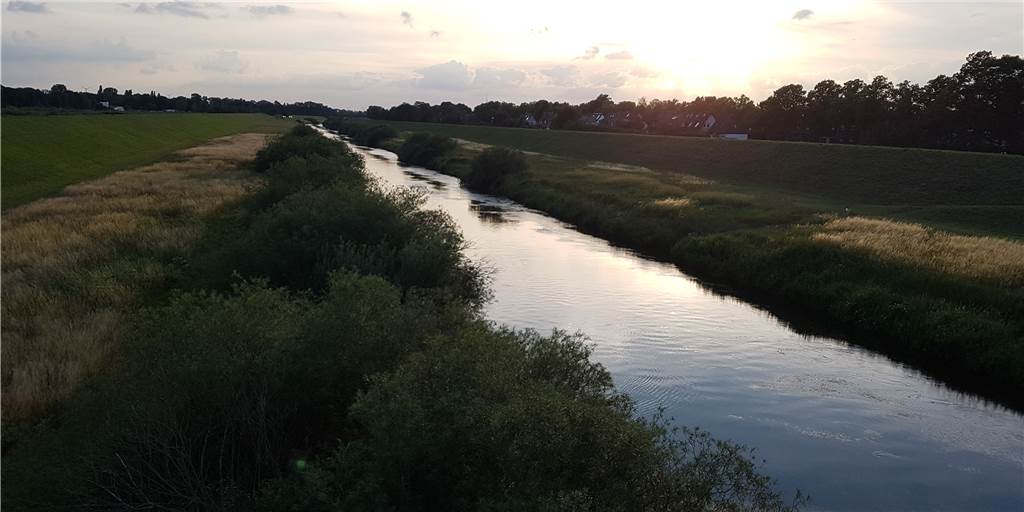 Wassermangel in Bächen und Flüssen auch im Kreis RE - das hat Konsequenzen Auch an der Lippe - hier am Abend bei Dorsten - liegen die Pegelstände noch unter den Werten, die der Lippeverband normalerweise in trockenen Sommern kennt.