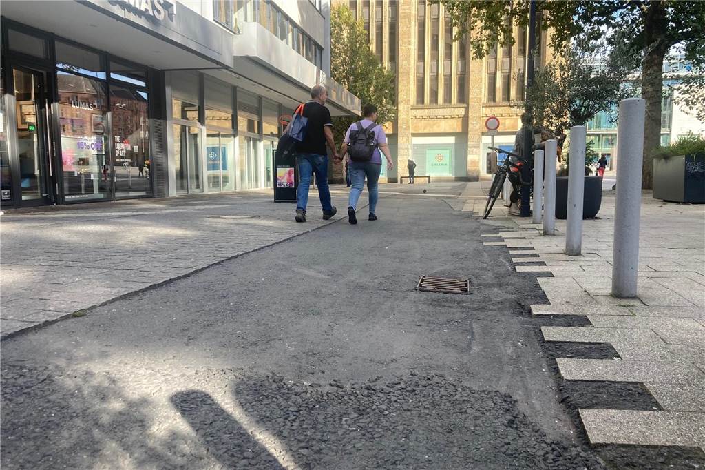 Dortmunder ärgern sich über „vernarbtes Stadtbild“ Auch an der Schwarze-Brüder-Straße nahe der Hansastraße gibt es große Flicken im Untergrund.
