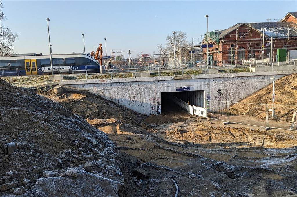 Nach langem Baustellen-Stillstand: Am Bahnhof legen wieder Bagger los Auch an der Seite der Gelsenkirchener Straße und im Tunnel gibt es wieder Erdarbeiten.