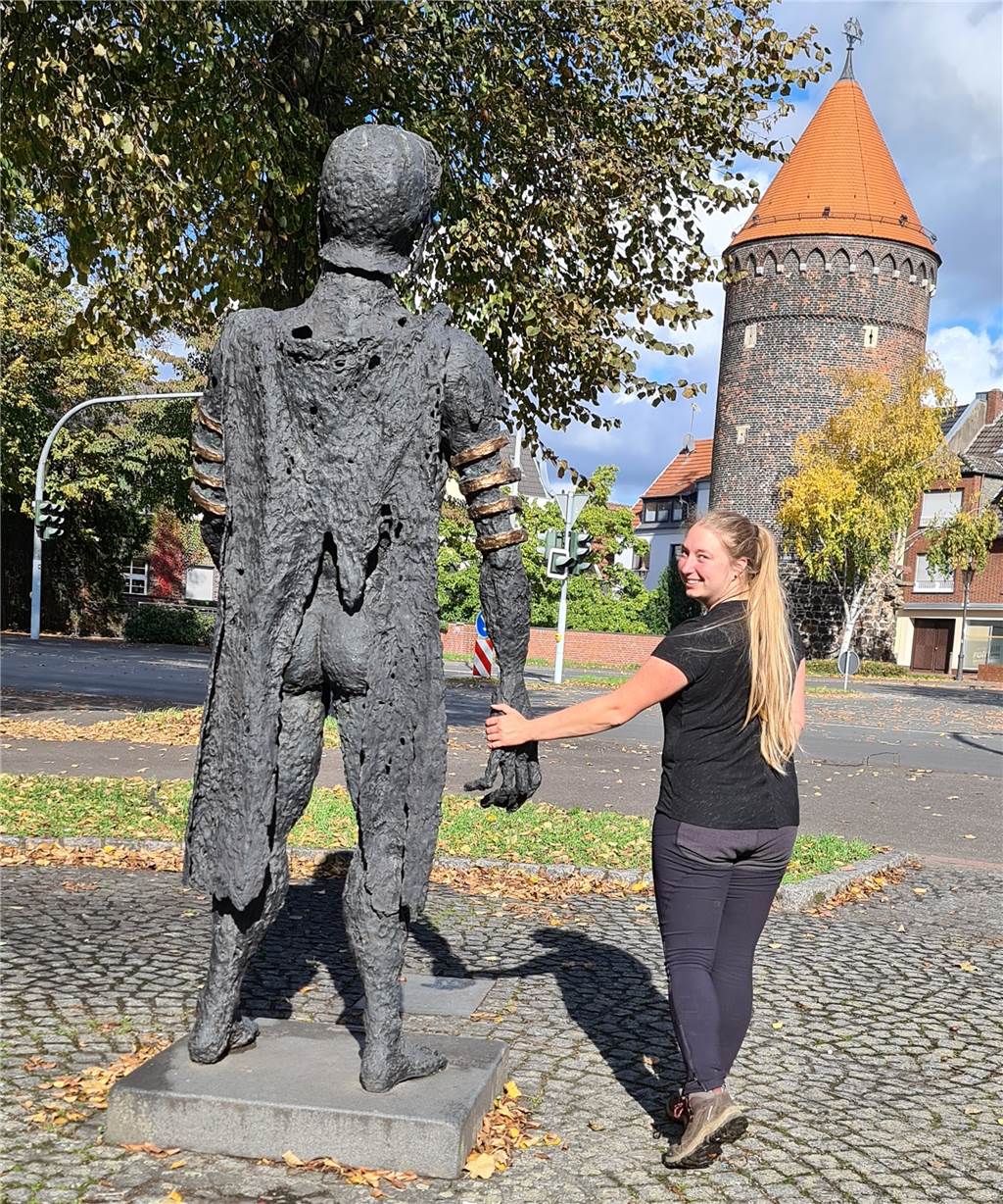 Geocaching: Cindy Albrecht entdeckt die Seestadt auf eine besondere Art Cindy Albrecht steht neben der Varus-Statue in Haltern.
