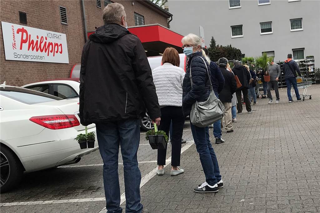 Schlange stehen wird in Castrop-Rauxel zum neuen Volkssport Auch an diesem Montag standen wie schon in der vergangenen Woche jede Menge Menschen für die neuen Angebote bei Sonderposten Philipps an.