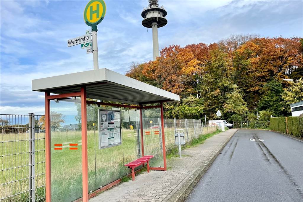 Mutter aus Dortmund ist erschüttert: „DSW21 lässt Schulbusse geplant ausfallen“ Auch an dieser Haltestelle warteten die Fahrgäste heute Morgen erst einmal vergeblich. Erst später fuhr die Linie 433 wieder.