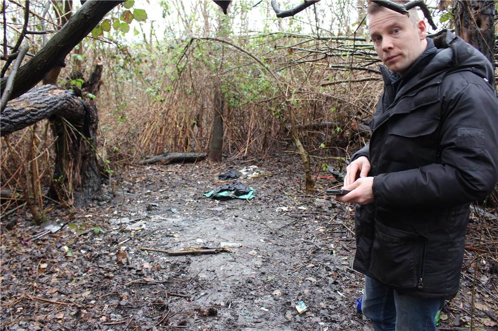 Der Waldmann von Deusen: Wild-Camper produziert viel Müll Auch an dieser Stelle, die André Migdalsky entdeckt hat, hat offensichtlich mal ein Zelt gestanden.