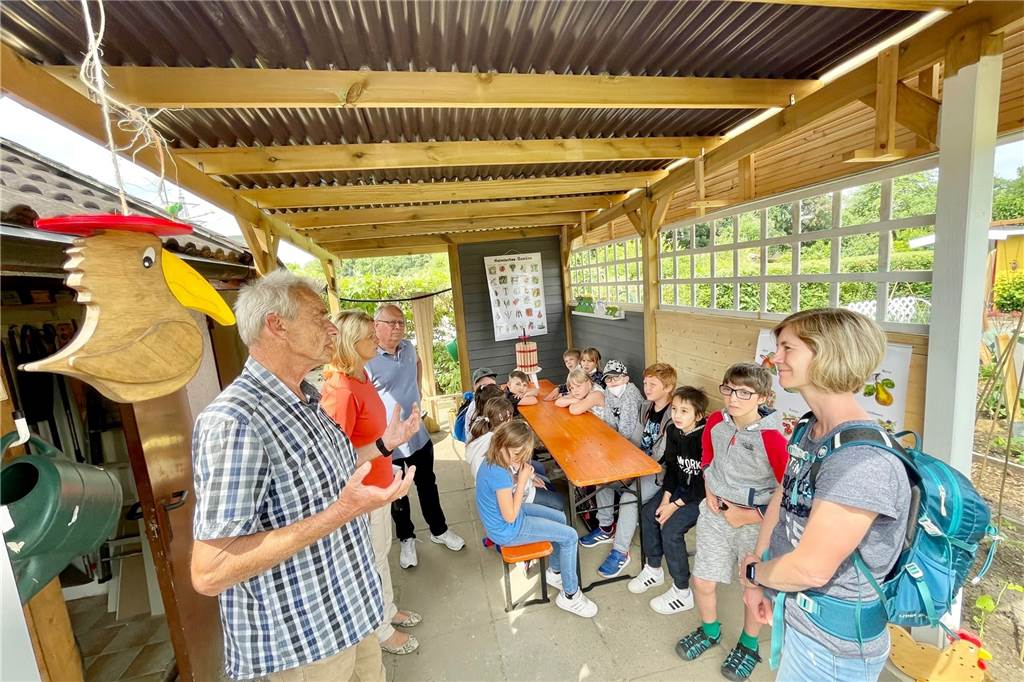 Neuer Lehrgarten im Dortmunder Süden: Das interessiert sogar den Bundestag Auch an einen Unterstand für die Besucher ist gedacht worden.