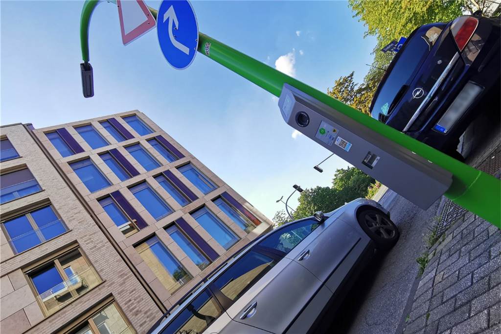 Mehr E-Autos in Dortmund: Bald gelten neue Regeln beim Parken an Ladesäulen Auch an Laternen mit Ladeboxen soll es künftig feste Plätze für E-Autos geben.