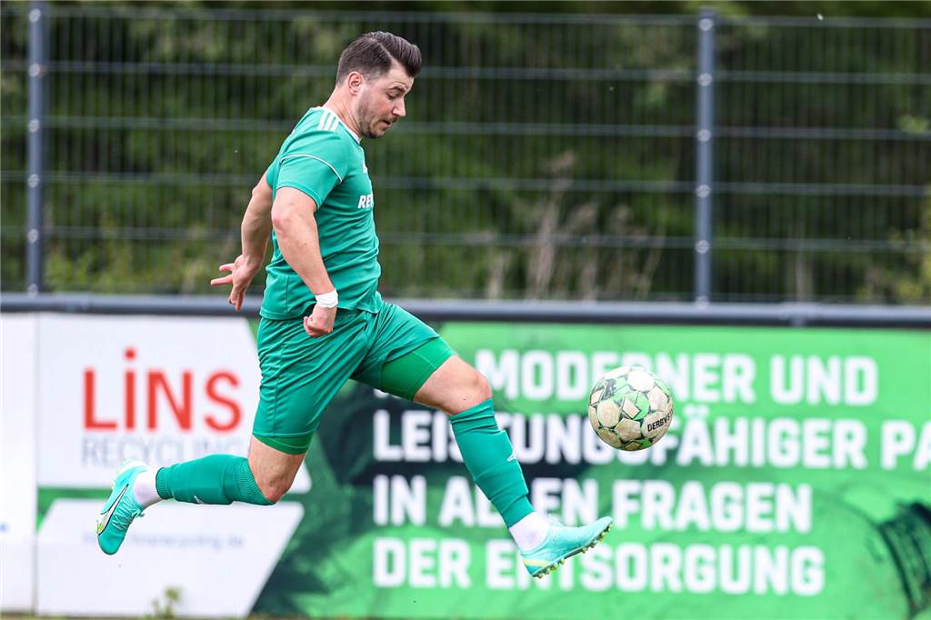 Justin Schulze Weiling mit Doppelpack bei GS Cappenbergs 2:4-Pleite Justin Schulze Weiling führt den Ball.
