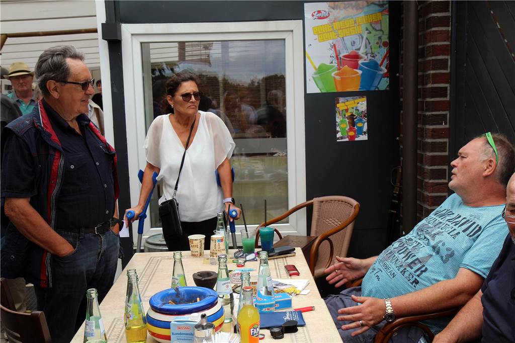 Auch an Tisch von Walter Lehnertz, besser gesagt von „80 Euro Waldi“ konnten Besucher ihre Gegenstände schätzen und kaufen lassen