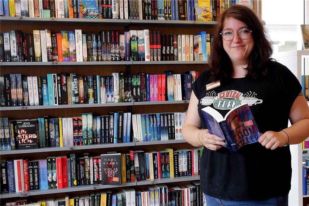 Büchertipps auf TikTok: Stadtbücherei präsentiert BookTok-Favoriten Annabell Boehnke von der Buchhandlung Kortenkamp steht vor einem Bücherregal.