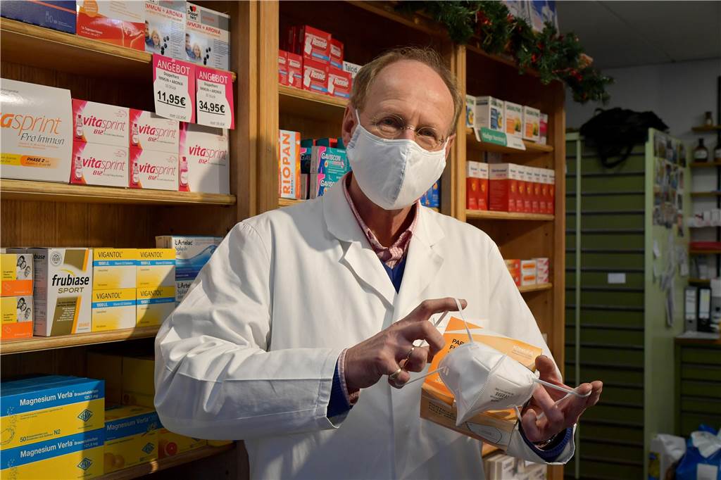Impfung in Lüner Apotheken: „Aktuell liegt der Bedarf beim Testen“ Auch Apotheker Dagobert Ullrich und seine Tochter haben die Fortbildung gemacht, um impfen zu können. Ob es in der Bären-Apotheke aber überhaupt einen Raum gibt, in dem Impfungen erlaubt sein werden? Wahrscheinlich nicht, wenn es nach den Regeln des Gesundheitsamtes geht.