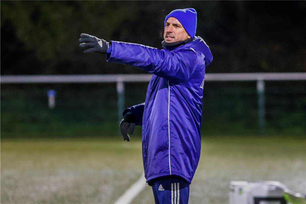 Erster Dortmunder Amateurklub arbeitet mit 15 Scouts und einer selbst entwickelten App Auch ASC-Trainer Antonios Kotziampassis ist als Scout unterwegs für seinen Verein.