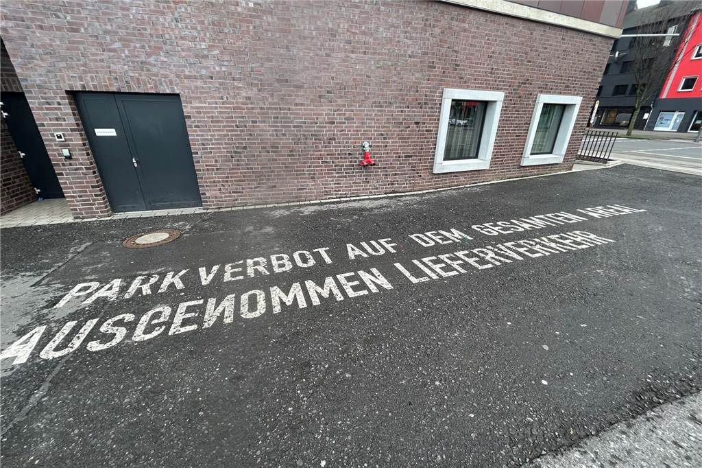 U-Turm-Gelände ist Hotspot für Falschparker: Immer wieder Abschleppaktionen Hinweis auf das Parkverbot auf dem Boden.
