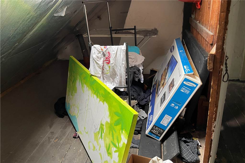 Kritik an Vivawest in Lünen: Mieter ärgern sich über Sperrmüll und Ratten Auch auf dem Dachboden, wo eigentlich Wäsche trocknen soll, liegt viel Müll herum.