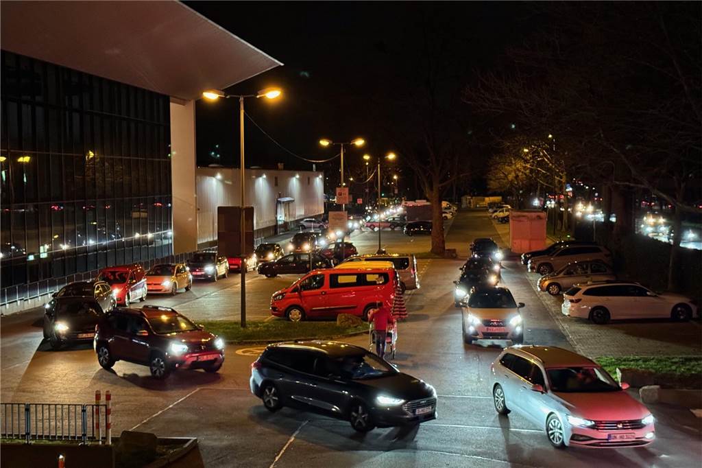 Verkehrsprobleme am Stadion: An welchen Stellen es bei BVB-Spielen Ärger gibt Autos verlassen Parkplätze der Messe Dortmund nach einem BVB-Spiel.