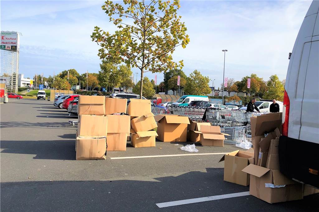Real-Kaufland-Umbau im Indupark: Geschlossene Geschäfte und Umsatzeinbußen Auch auf dem Indupark-Parkplatz herrscht ein wenig Chaos.